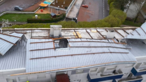 Tempête Diego : le toit d'un immeuble arraché aux Aubépins