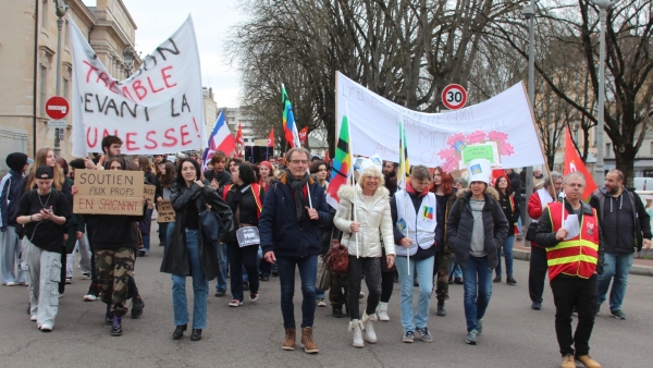 Grève des enseignants : 300 personnes dans les rues de Chalon-sur-Saône «pour défendre l'école publique»