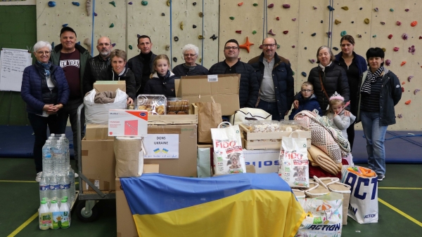 Une association, des bénévoles, un fourgon en partance pour la frontière ukrainienne, belle preuve de solidarité à Champforgeuil.