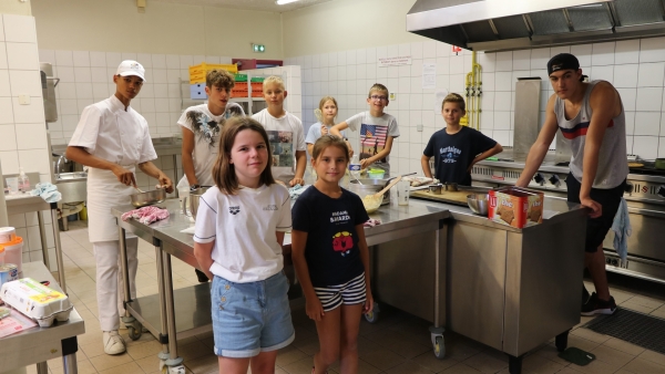 Top Chef : un atelier pâtisserie organisé par les animateurs de l’Escale de Saint Rémy avec Mathis Lambourdière, jeune San Rémois en apprentissage pâtisserie au Pont Paron.