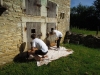 100 kg de peinture à l’ocre, appliqués en une journée au château de Germolles !