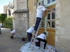 100 kg de peinture à l’ocre, appliqués en une journée au château de Germolles !