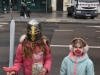 Malgré une météo capricieuse, les enfants déguisés accompagnés de leurs parents participent activement à la cavalcade du 2ème dimanche de carnaval