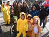 Les enfants déguisés accompagnés de leurs parents participent activement à la cavalcade du 2ème dimanche de carnaval
