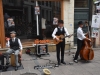 Seul ou en groupe, dans les rues piétonnes, ils ont lancé le Festival Chalon Dans la Rue