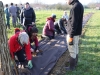 Nouvelle phase de plantation sur le parcours des poules par les élèves de Terminale STAV option aménagement.