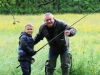 A l’appât tendu par les enfants, la truite a mordu et s’est fait prendre sous la pluie battante !