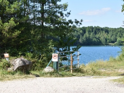 La baignade est interdite sur les deux lacs des Fouthiaux et Saint-Amédée. 