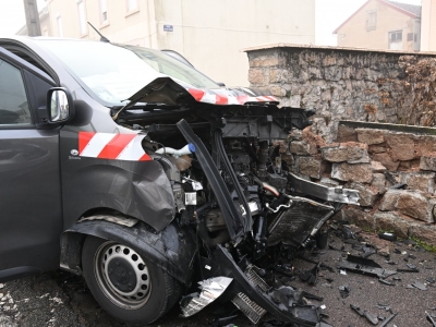 Une femme et un bambin de 6 mois blessés dans une collision avec un véhicule funéraire