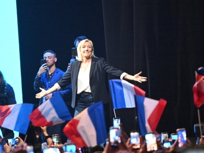 Une foule jeune et joyeuse à Mâcon pour la Fête de la Nation du RN avec Marine Le Pen et Jordan Bardella en tête d’affiche