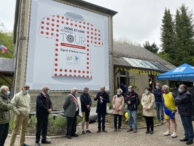 TOUR DE FRANCE 2021 - Un maillot géant de meilleur grimpeur sur la Mairie d'Uchon