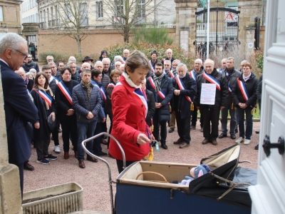 80 élus du Morvan ont remis les clés de leur mairie pour dénoncer la fermeture de la maternité d'Autun 