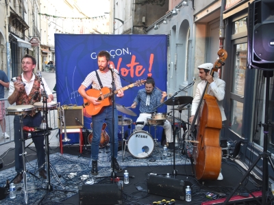 Dans le cadre du Festival  Garçon la note, le groupe parisien Bazar & Bemols fait swinguer « L’Atelier Store » 