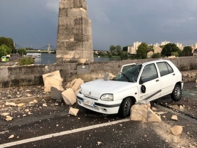 Miracle pour un automobiliste sur le Pont Saint Laurent quand la foudre s’abat sur l’un des 4 obélisques