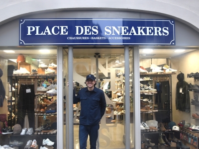 ‘PLACE DES SNEAKERS’, le magasin qui chausse et habille toute la famille !