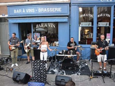Chalon-sur-Saône : Grosse affluence ce samedi soir Place Saint Vincent pour le concert des « No Name » ! 