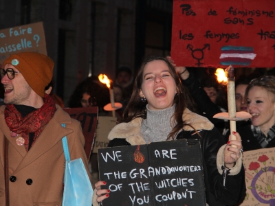 Journée internationale des droits des femmes : une centaine de personnes pour la retraite aux flambeaux dédiées aux femmes dans les rues de Chalon-sur-Saône 