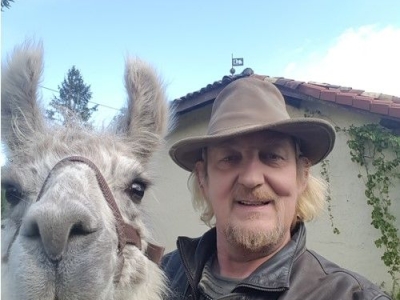Qu'est-ce qu'il les aime ses lamas, Johnny, mais qu'est-ce qu'il les aime !