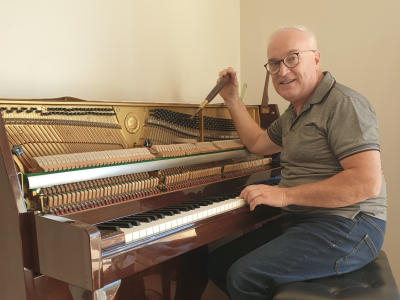 Soigneur de pianos, un métier de l’ombre duquel jaillit après coup la lumière du bout des doigts 