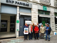Peuples Solidaires a organisé une action de sensibilisation devant la BNP de Chalon sur Saône
