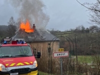 Une maison ravagée par les flammes à cause d’un feu de cheminée à Anost