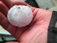 Plus de 600 éclairs, des grêlons de 3 à 5 cm de diamètre et de "fortes rafales de vent"... La Manche frappée par de violents orages
