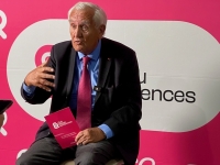 Jean-Pierre Raffarin livre sa vision du leadership face aux crises du monde