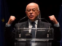 Au Creusot, Bernard Cazeneuve dézingue Mélenchon et LFI