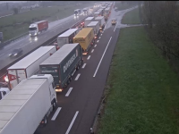 AUTOROUTE A6 : Un camion citerne se couche entre Chalon sur Saône et Beaune