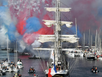 Paris 2024 : découvrez les plus belles photos de l'arrivée de la flamme olympique à bord du "Belem" à Marseille