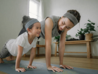 Pendant les vacances, découvrez le yoga adultes-enfants pour les 5-10 ans