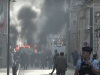 Un incendie devant Matignon... au moment où les consultations se multiplient 