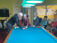 Les résidents de l'EHPAD Korian Bel Saône s'initient au billard 