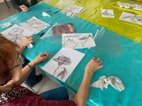 Atelier créatif dans le cadre des activités loisirs tout public  de l’Espace Simone Vieil à Saint Rémy -  Découverte du dessin au fusain