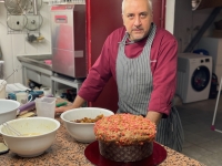 Rosario Boccarossa confectionne le panettone de Noël à l'ancienne