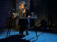 Spectacle « Le bruit des paillettes » à Tournus, plongée avec une trapéziste