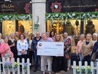Chez Lilou a remis 1753 euros à l'association Toujours Femme 