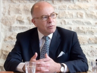 RÉGIONALES : Bernard Cazeneuve prône «un rassemblement large» autour de Marie-Guite Dufay pour «éviter que le Front National ne gagne cette Région»