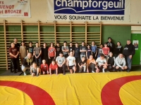 Les jeunes rugbymen de Chagny à la découverte de la lutte à Champforgeuil 