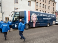  Les soutiens de Marine Le Pen sillonnent les campagnes en car