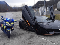 Au volant d'une Mc Laren à plus de 200 km/h sur l'autoroute ... elle reste sur place 