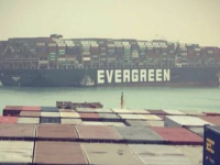 Un porte-conteneurs de 400 mètres de long s'échoue et bloque le canal de Suez