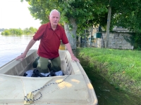 A Ma Campagne, à 85 ans, obligé de mettre les pieds à l'eau pour se ravitailler 