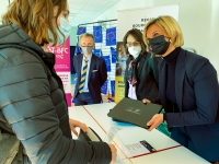 Précarité numérique : 6 000 ordinateurs prêtés aux lycéens de Bourgogne-Franche-Comté