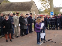 Commémoration du 11 novembre à Varennes-le-Grand : une cérémonie émouvante avec une jeunesse impliquée.