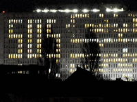 Les fenêtres illuminées du CHU de Caen lancent un SOS