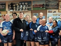 Remise de shorts à l'équipe de « Rugby loisirs » du Rugby Club de Givry