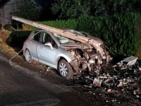 Violente perte de contrôle contre un poteau électrique 