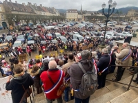 Grosse mobilisation en soutien à la maternité d'Autun... Le maire et le député hués par le public