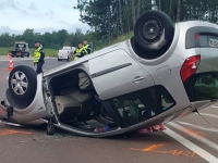 Au rond-point Jeanne Rose, la voiture termine sa course sur le toit 